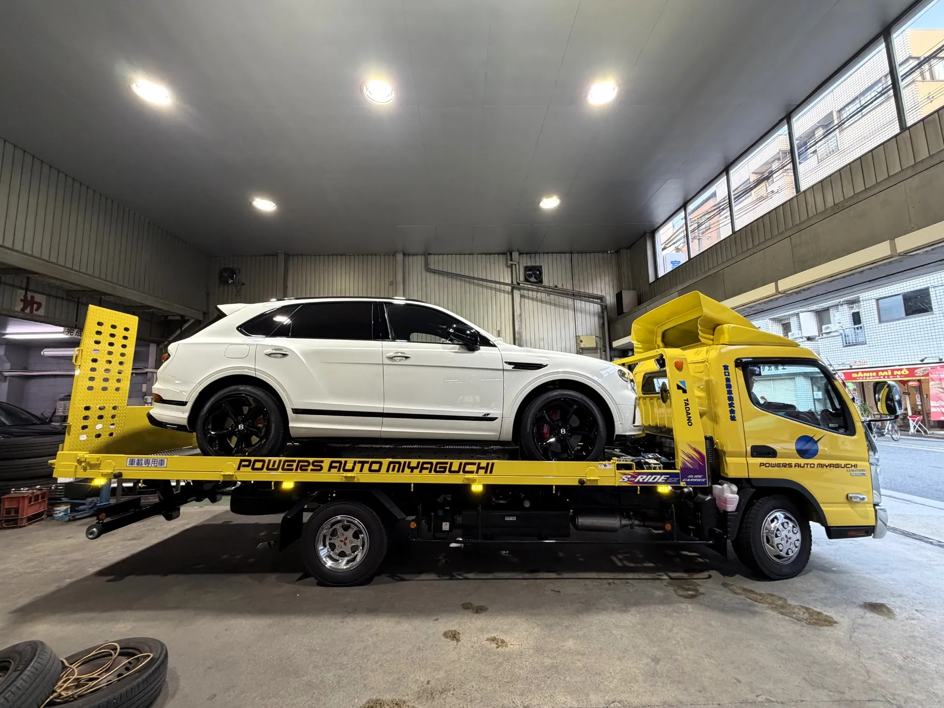 【ご納車実績】長年のお得意様へラグジュアリーSUVベントレー ベンテイガ